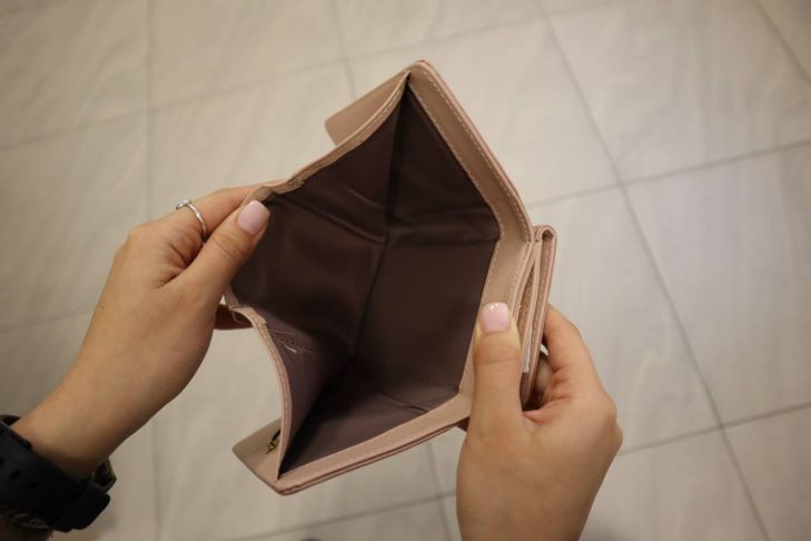 6 Dinge, die Sie in Ihr Portemonnaie stecken sollten, um Geld und Glück anzulocken Geldbörse