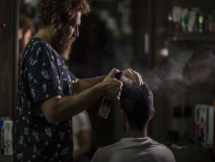 So verwenden Sie Haarspray zu Hause: Nur wenige wissen davon Menschen, Kapazität