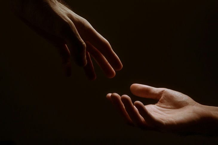 Wie Sie eine gesunde Beziehung zu Ihrer Schwiegermutter aufbauen: das Geheimnis des Familienwohls Hände