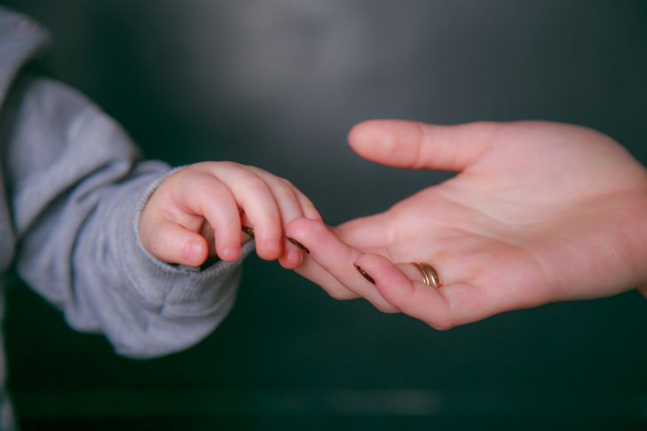 6 Namen von Frauen, denen die Familie wichtiger ist als der Beruf Hände