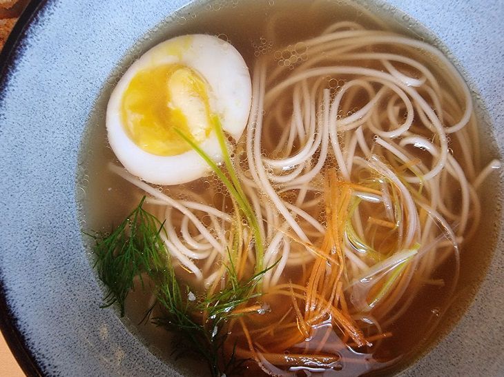 So bereiten Sie frische hausgemachte Okroshka zu: ein Rezept für fürsorgliche Hausfrauen Suppe
