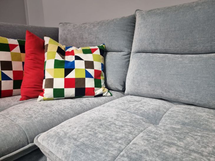 Eine einfache Möglichkeit, Möbel und Kleidung von Tierhaaren zu befreien: ein genialer Trick erfahrener Hausfrauen Sofa