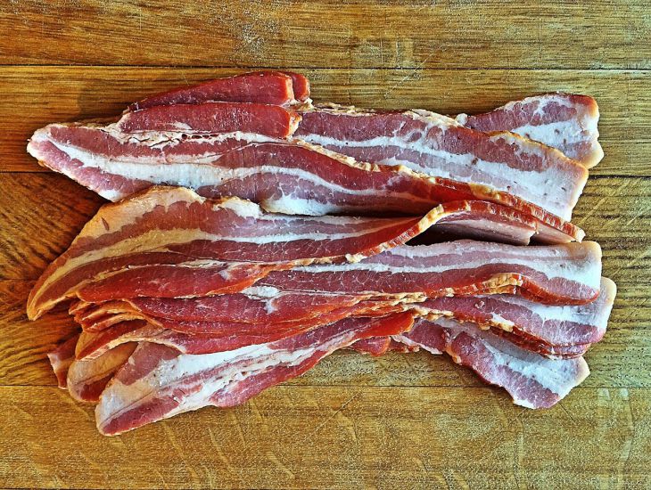 „Saftiges Gericht“: Salat mit Speck und Tomaten – wird vielen gefallen Fleisch