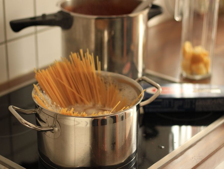 „Sie werden überrascht sein“: Warum man das Wasser nach dem Nudelkochen nicht wegschütten sollte – ungewöhnliche Anwendungen Pfanne, Spaghetti