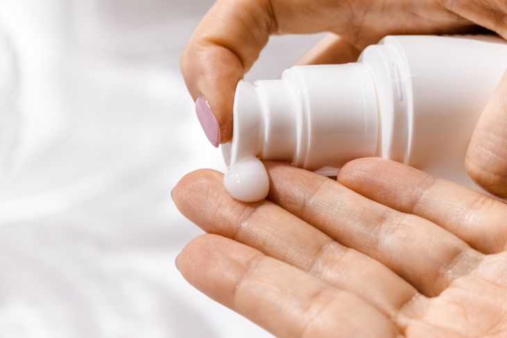 Es wird keine Wirkung geben: Der Arzt sprach über die Hauptfehler bei der Verwendung von Gesichtscreme – sie machen sie unbrauchbar Creme