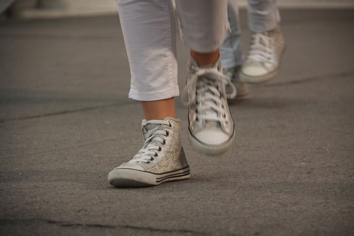 5 günstige Life-Hacks, die alte Schuhe so aussehen lassen, als wären sie gerade erst gekauft worden Turnschuhe