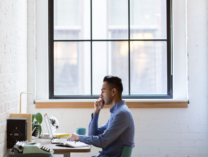 „Sei nicht nervös“: So baust du Stress am Arbeitsplatz ab – Tipps, die helfen Menschlich