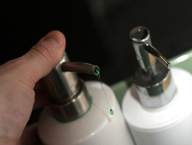 So verwenden Sie Geschirrspülmittel zu Hause: Nur wenige wissen davon Spender, Finger