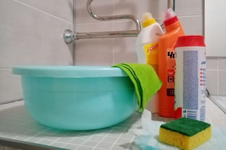 So entfernen Sie gelbe Flecken aus weißer Kleidung: Ein „funktionierendes“ Billigprodukt hilft bedeutet