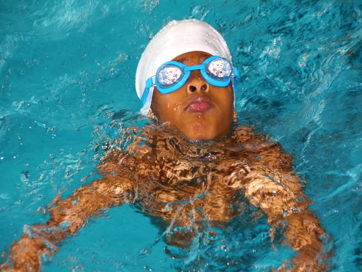 Warum man ohne Kappe nicht im Pool schwimmen kann: Gründe, die nur wenige Menschen kennen Mann, Mütze