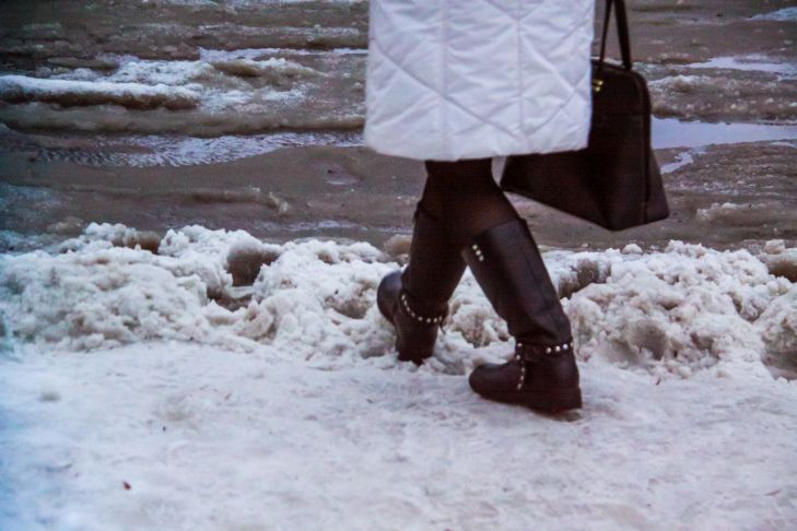 So entfernen Sie Salzflecken auf Winterschuhen: schnell und effektiv Körper