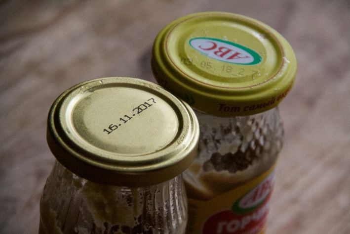 So entfernen Sie ein Etikett von einem Glas: Der gesamte Kleber und das gesamte Papier lösen sich in wenigen Minuten Banken