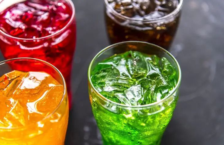 Die Russische Föderation kann den Verkauf von süßer Limonade an Kinder unter 18 Jahren verbieten Soda