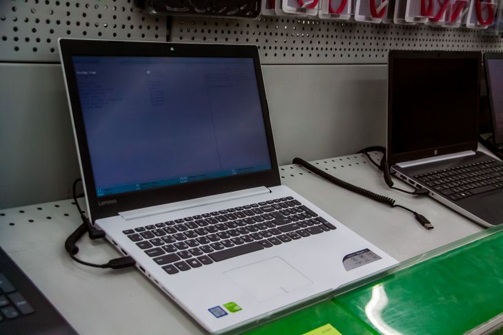 So reinigen Sie eine Laptop-Tastatur sicher: praktische Tools, die dabei helfen Laptops