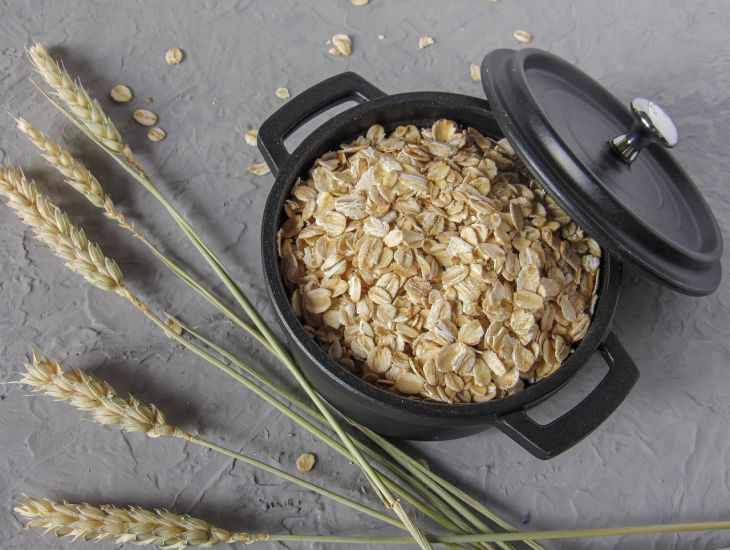 „Ihr Gesicht wird gesund“: Wie Haferflocken die Haut beeinflussen – wichtige Vorteile des Produkts Pfanne, Ähren