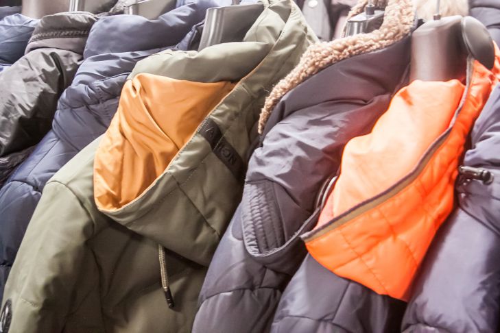 Fettige Ärmel sind kein Problem: So entfernen Sie fettigen Glanz von einer Jacke Jacke