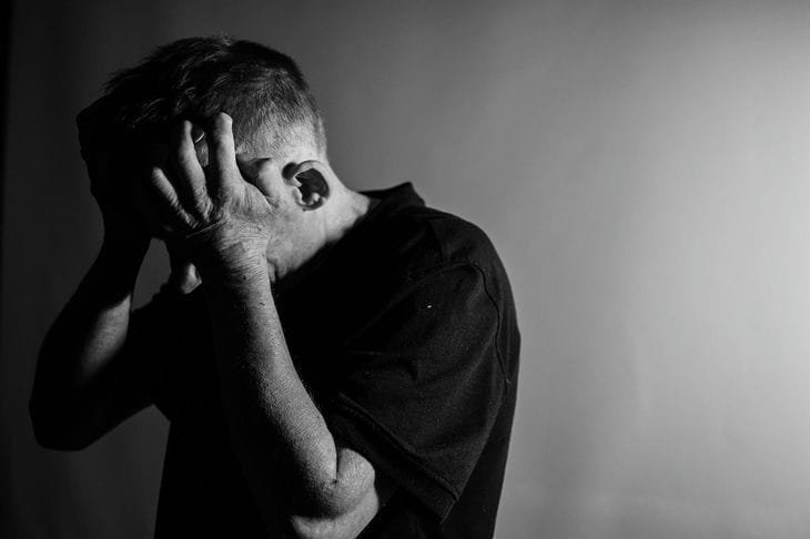 Wie man mit angesammelter Negativität umgeht: 7 effektive Möglichkeiten Mann
