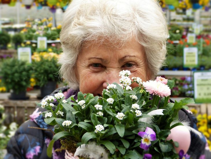 So pflegen Sie Ihre Haut im Alter von 60 bis 70 Jahren: Tipps für Frauen Mann, Blumen