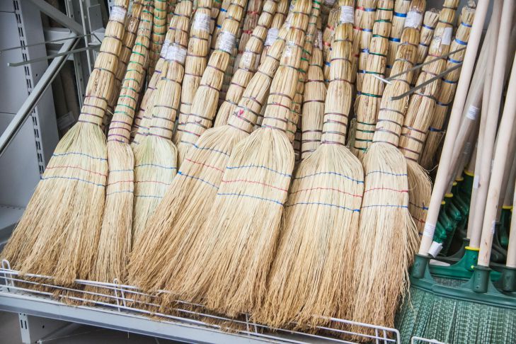 Warum tragen Hausfrauen Rasierschaum auf einen Besen auf: eine ungewöhnliche Reinigungsmethode Besen