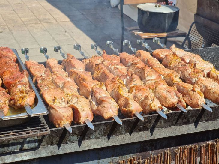 Der Gastroenterologe rät zur Verwendung natürlicher Zutaten in der Barbecue-Marinade Kebabs