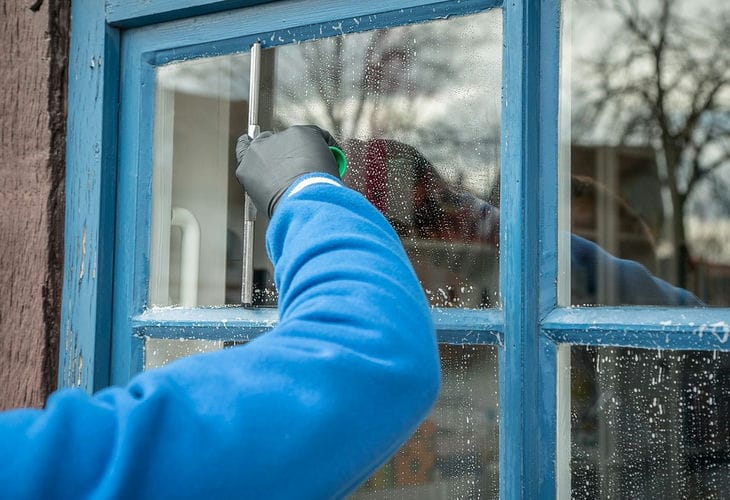 So putzen Sie Fenster streifenfrei: Tipps für Hausfrauen für den Frühling Fenster