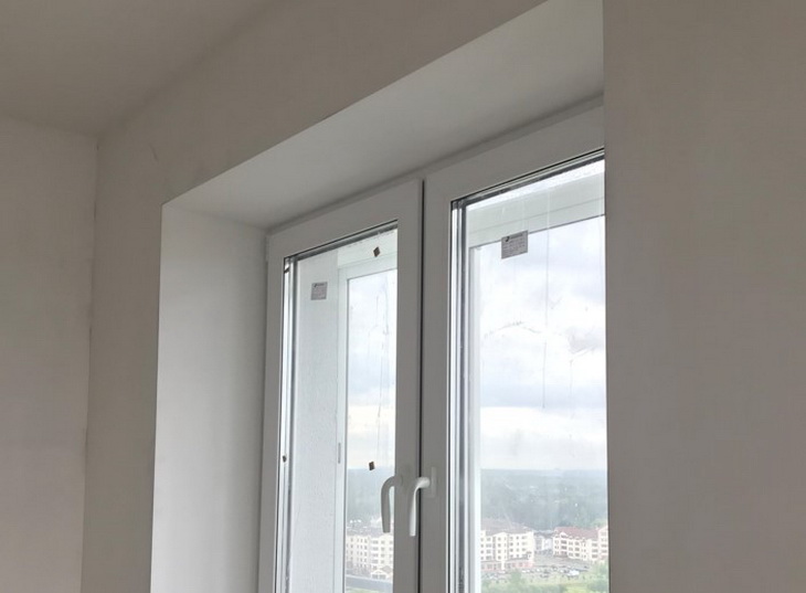 Drei Minuten reichen: So entfernen Sie ganz einfach den Gelbstich von einer Kunststofffensterbank Fenster