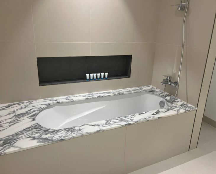 So machen Sie die aussichtsloseste Badewanne weiß: ein effektiver Life-Hack Badezimmer