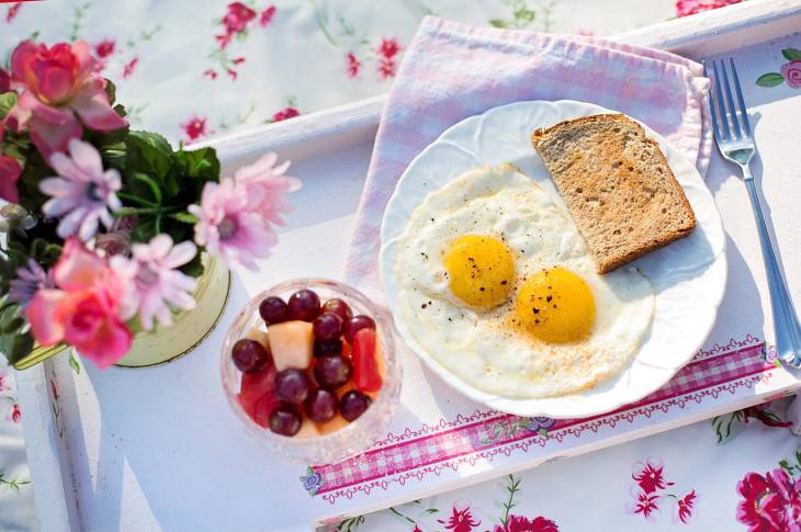Warum sind manche Eigelbe orange und andere gelb: Welche sind besser zu essen? Eier