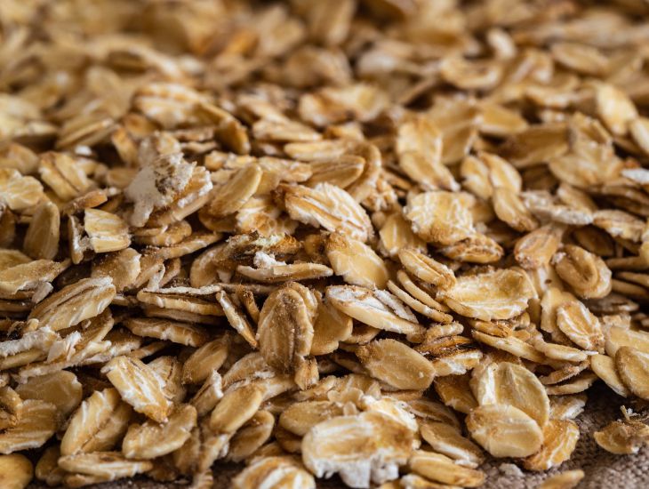 „Gesunder Leckerbissen“: Müsliriegel aus Nüssen, Beeren, Leinsamen – ihr Geschmack wird jeden begeistern Flocken