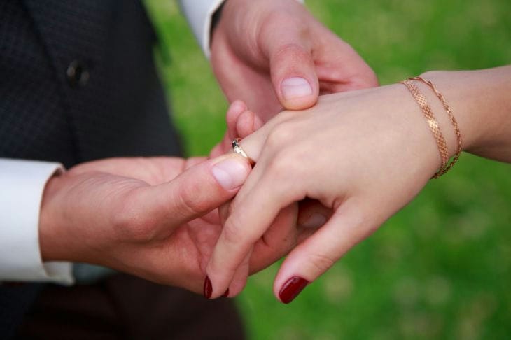 Fast geschafft: 10 sichere Anzeichen dafür, dass ein Mann bereit ist, Ihnen einen Heiratsantrag zu machen Hände
