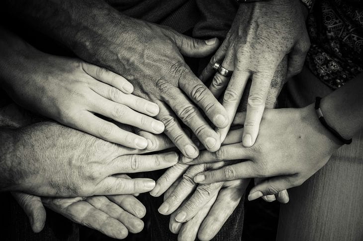 9 Fragen, die eine Frau den Eltern ihres Mannes stellen sollte Hand