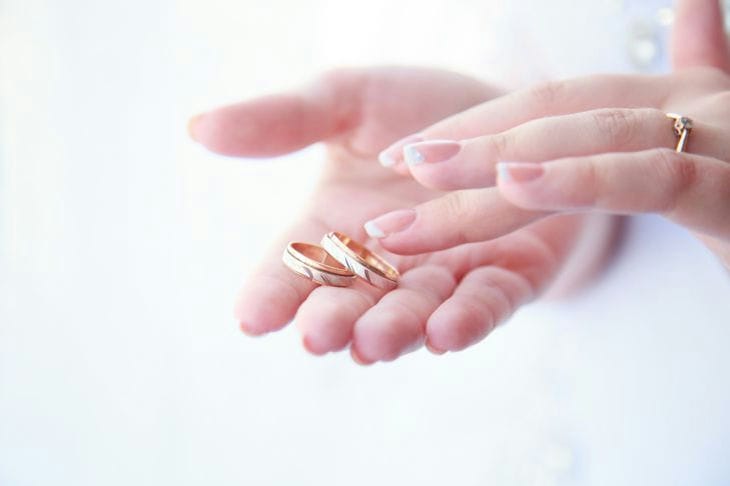 Wovor Bräute vor ihrer Hochzeit Angst haben Hände
