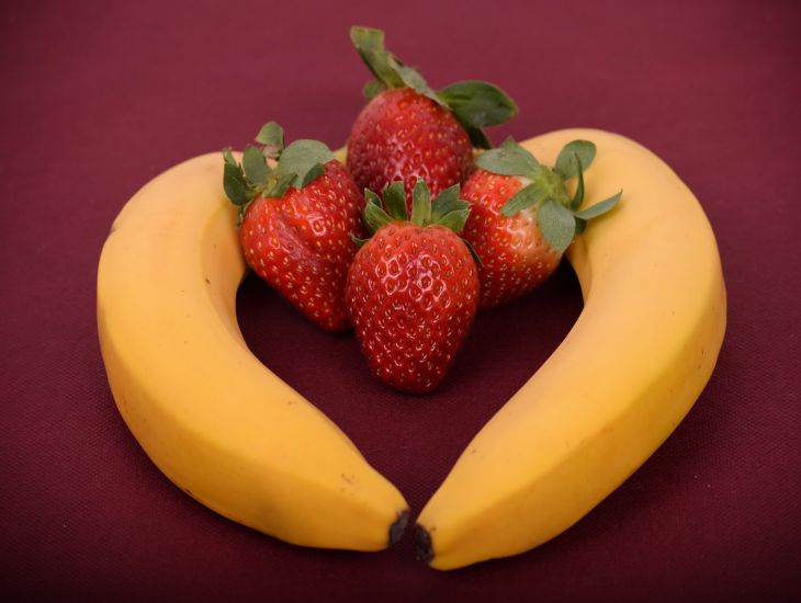 „Frühstücksoption“: Erdbeer-Bananen-Smoothie mit Haferflocken – entfernt Giftstoffe aus dem Körper Bananen, Erdbeeren