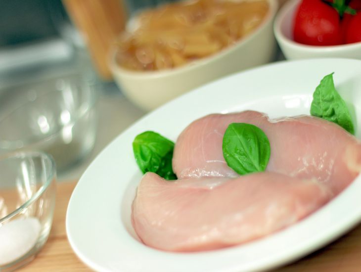 „Für Abnehmwillige“: PP-Hähnchenbrustkoteletts mit Hüttenkäse – ein Diätgericht Fleisch, Teller