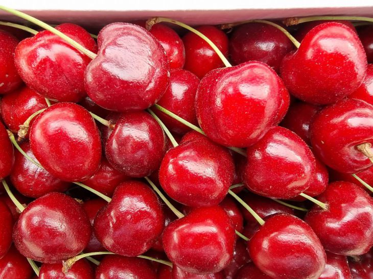 So wählen Sie die köstlichsten Kirschen aus: Tipps, die dem Käufer helfen Beeren