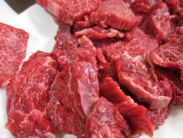 Womit man Rindfleisch mariniert, damit es weich wird: 3 beste Optionen Fleisch