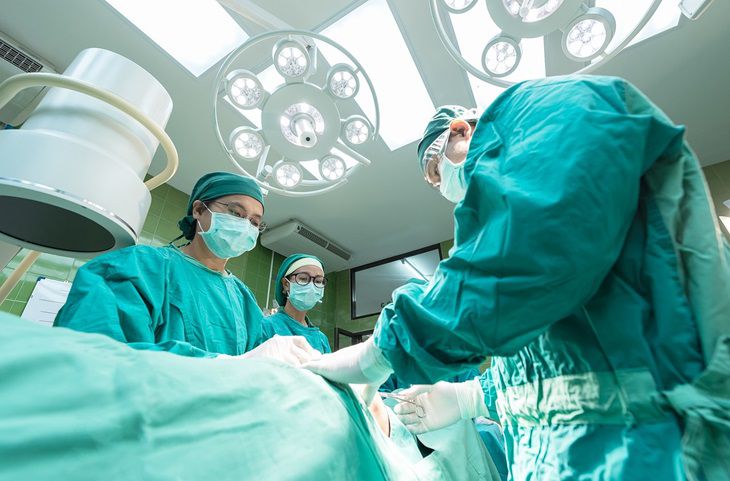 In China wurde ein Mädchen mit einer Zwillingsschwester im Kopf geboren. Betrieb