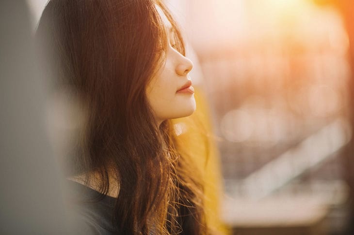 So pflegen Sie Ihre Haut im Sommer richtig junge Frau