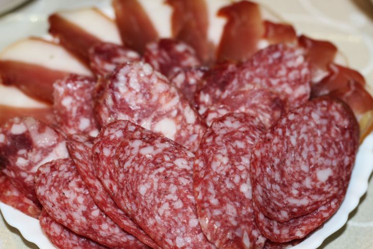 Warum wird rohe Räucherwurst mit kochendem Wasser überbrüht: Dieser Life-Hack wird für jeden nützlich sein Wurst