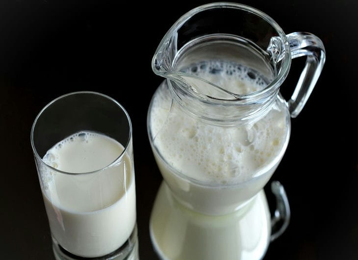 Angebrannte Milch „fällt“ von selbst vom Geschirr ab: Sie benötigen nur 3 Kopekenprodukte Milch