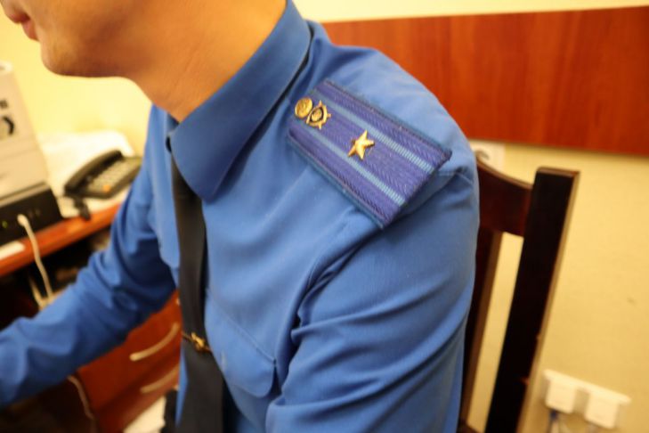 In Krasnojarsk wurde ein Verkehrspolizeiinspektor, der einen 12-jährigen Jungen gedemütigt hatte, von der Arbeit suspendiert Innenministerium