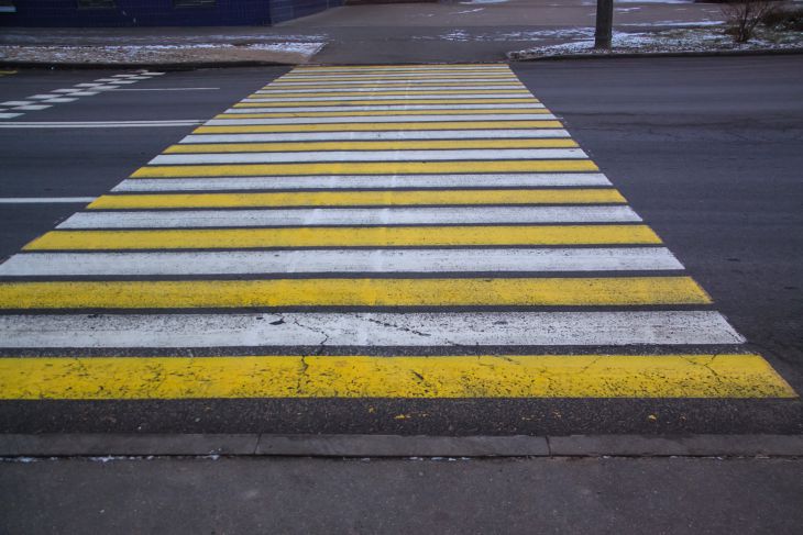 In Moskau haben Fußgänger über sechs Monate hinweg weniger gegen die Verkehrsregeln verstoßen als Autofahrer Straße