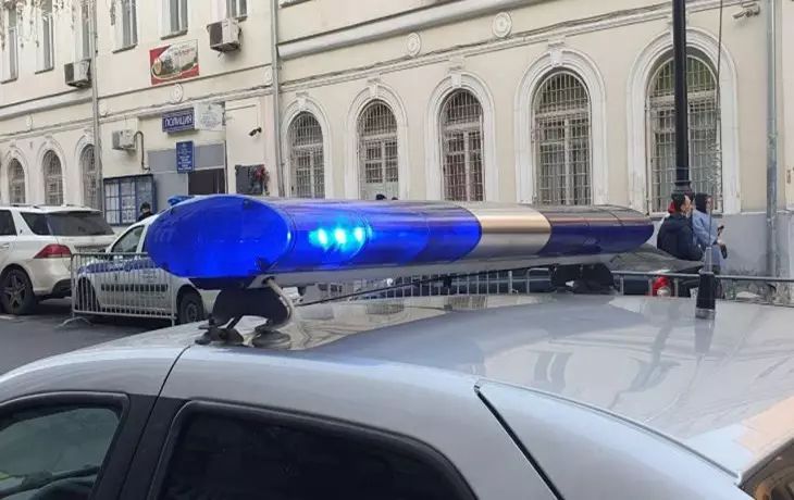 Ein Mädchen mit blauen Flecken und ihr Bruder und ihre Schwester mit Kopfläusen wurden auf der Straße in St. Petersburg gefunden die Polizei