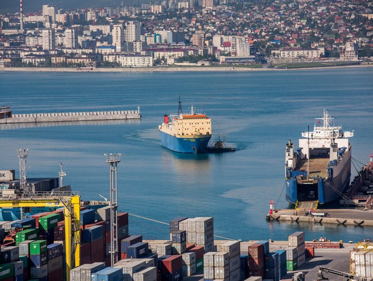 Die Sprengarbeiten werden im Zementwerk Noworossijsk durchgeführt Wasser