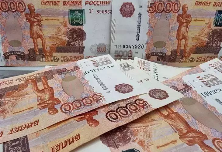 In Perm versuchte ein Mann, einen Mitarbeiter des Bundessteuerdienstes mit Salatblättern zu bestechen. Rubel