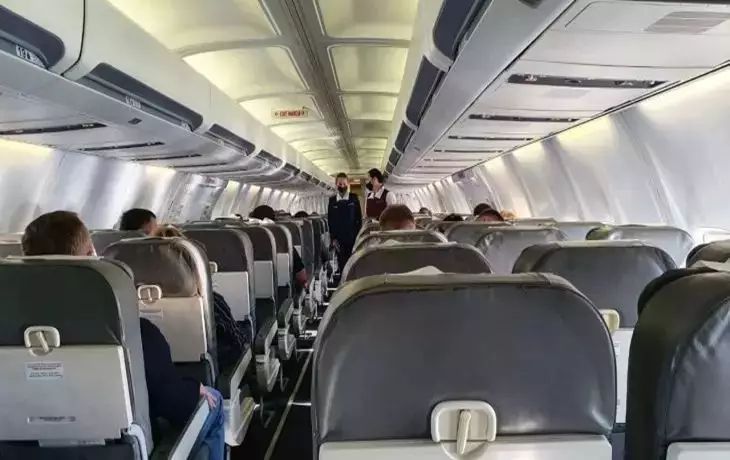 Touristen wurden über die versteckte Funktion der Toilette im Flugzeug informiert, die dazu beiträgt, ihre Hände vor Keimen zu schützen Flugzeug