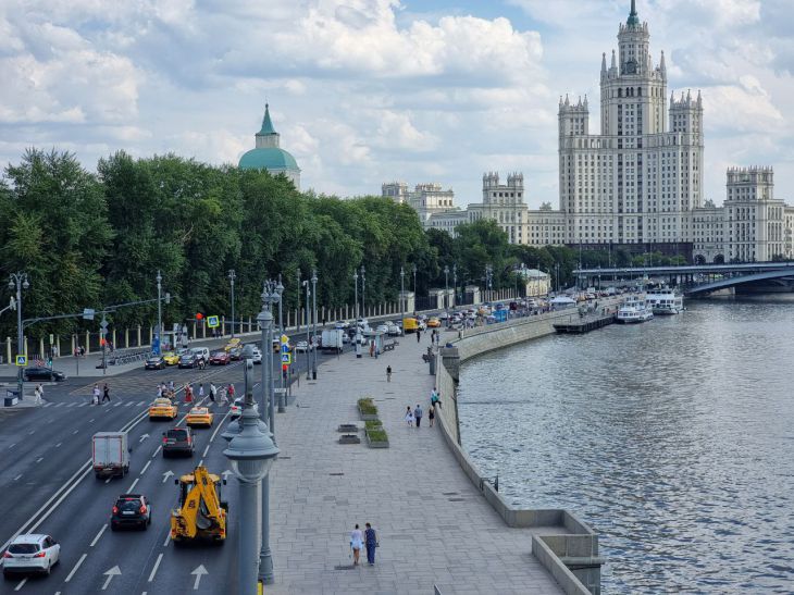 Das Ministerium für Notsituationen meldete extreme Hitze am 8. und 9. Juli in Moskau Gebäude, Straße