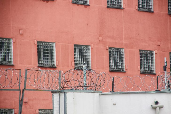 Ein Einwohner von Krasnojarsk wurde wegen der Tötung von Mädchen zu 13 Jahren Gefängnis verurteilt Gefängnisse