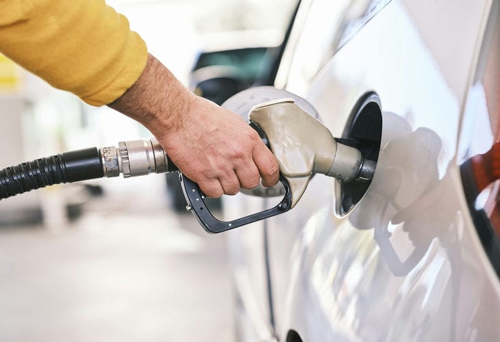 Warum man nicht den vollen Tank mit Benzin füllen sollte: Nützlich zu wissen für jeden Autoliebhaber Tankstelle