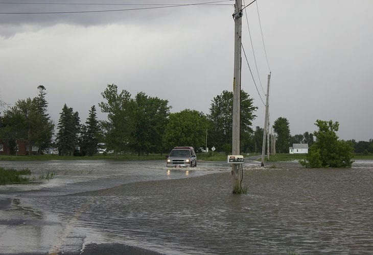 In der Region Tscheljabinsk ist ein Damm an einem Stausee gebrochen Überschwemmung